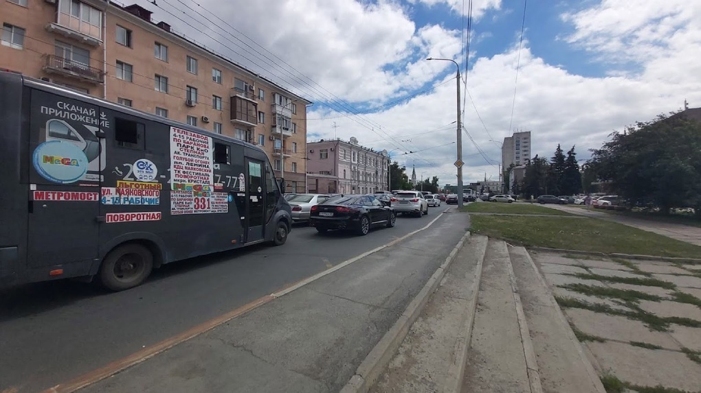 В Омске перенастроили светофор: теперь до центра города можно добраться быстрее
