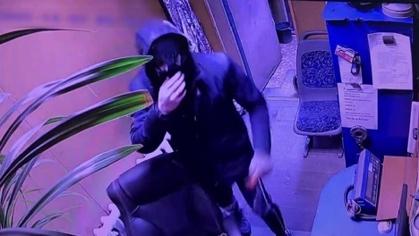 В Омске наконец поймали парня в маске, который «нажестил» под Новый год