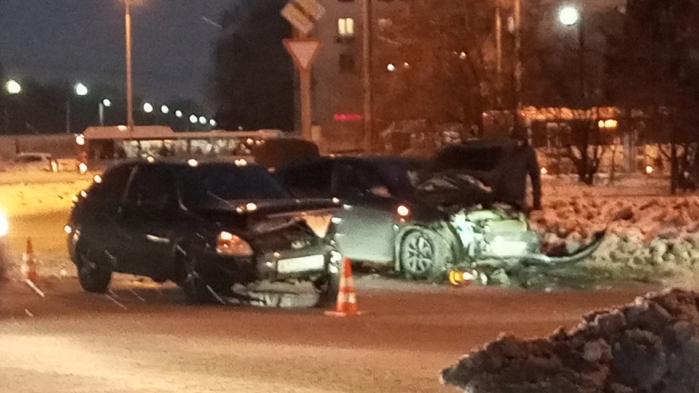 Две машины с разбитым капотом: серьёзная авария в Омске