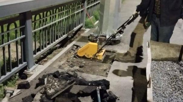 В Омске восстановили тротуар на Ленинградском мосту