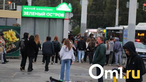 Выломали дверь, ехали остановку: юные омичи сломали троллейбус после концерта