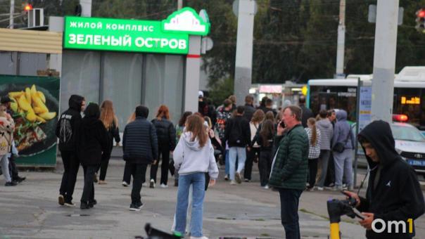 Выломали дверь, ехали остановку: юные омичи сломали троллейбус после концерта