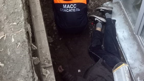 В Новосибирске мужчину после падения в приямок госпитализировали врачи