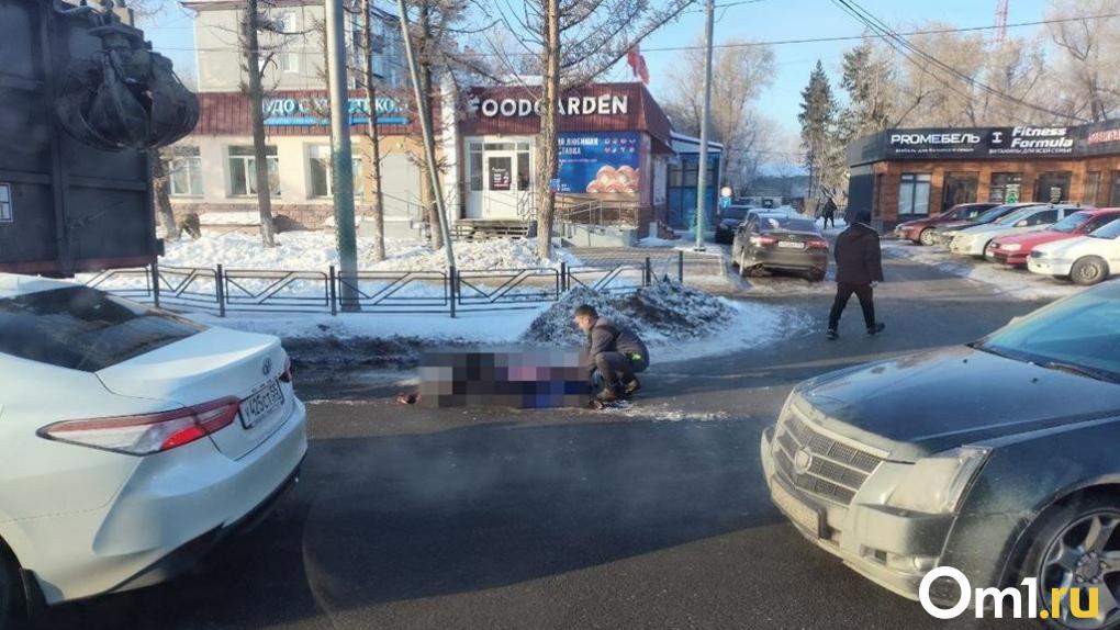 В Омске водитель мусоровоза насмерть сбил пенсионера, переходившего дорогу не по правилам