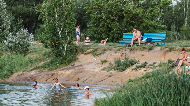 Злостные купальщики: омичи игнорируют запреты на купание в опасных водоёмах