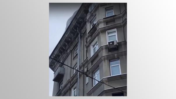 Угроза жизни. Ледяная глыба нависла над оживлённой частью Красного проспекта в Новосибирске