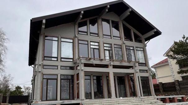 Коттедж на полуострове Бердского залива продают за 60 млн рублей