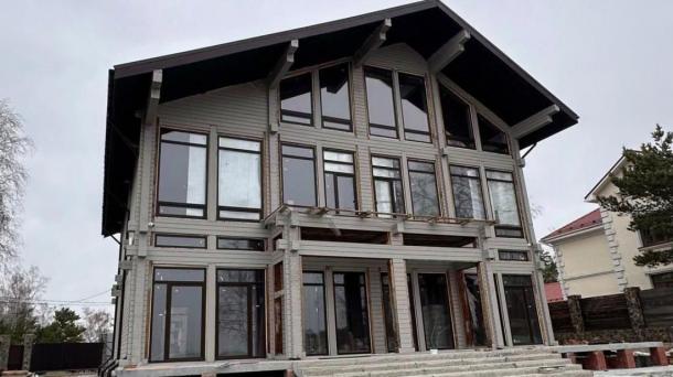 Коттедж на полуострове Бердского залива продают за 60 млн рублей