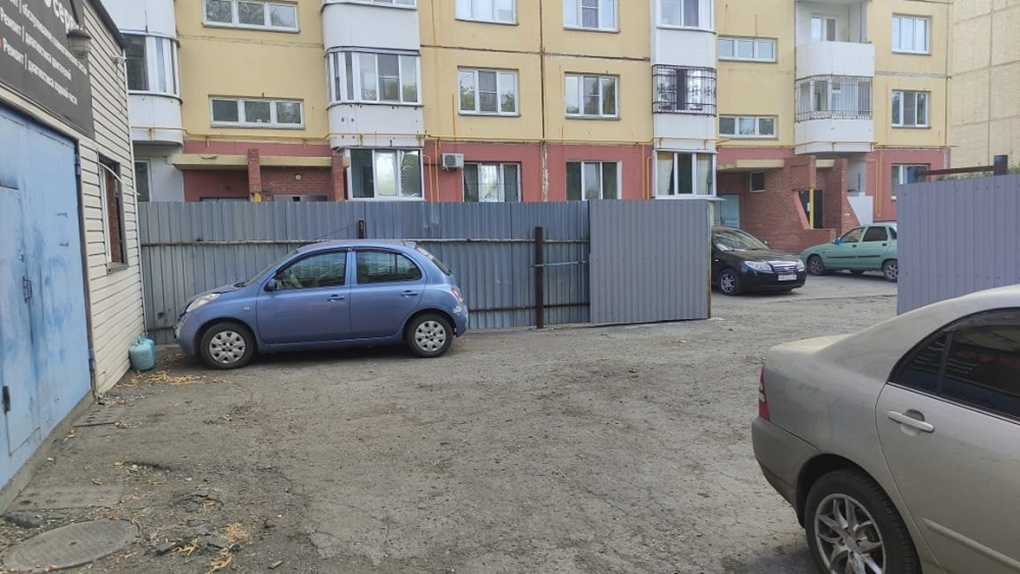 Наглый омич: в Омске бизнесмен открыл шиномонтажную под окнами жилого дома