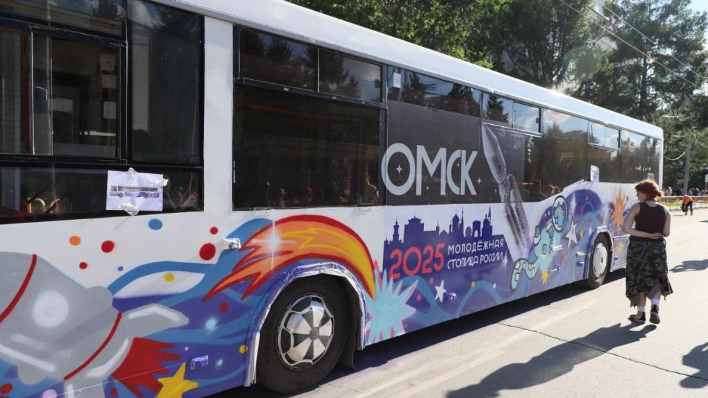 В Омске вышел в рейс автобус, который омичи разрисовали на День молодёжи