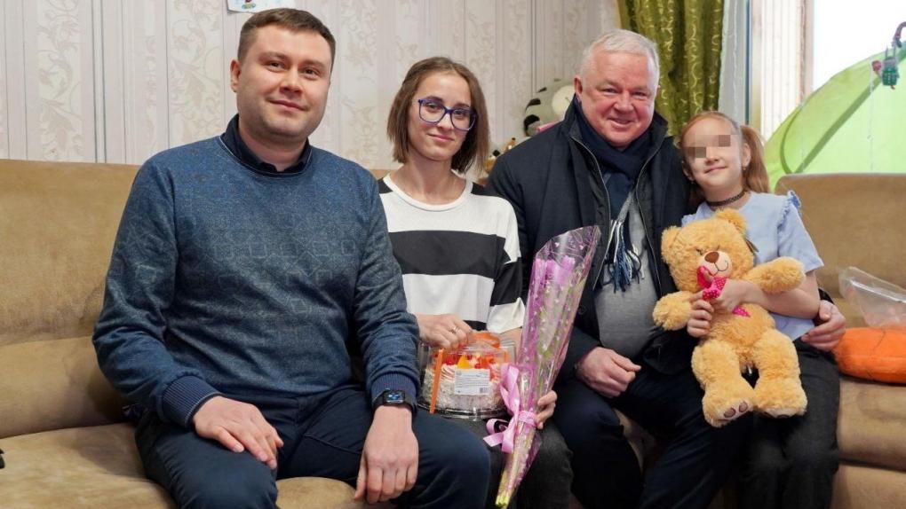 В Новосибирске жену и дочь бойца СВО с 8 Марта поздравила «Единая Россия»