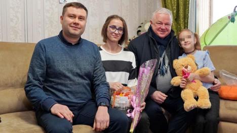 В Новосибирске жену и дочь бойца СВО с 8 Марта поздравила «Единая Россия»