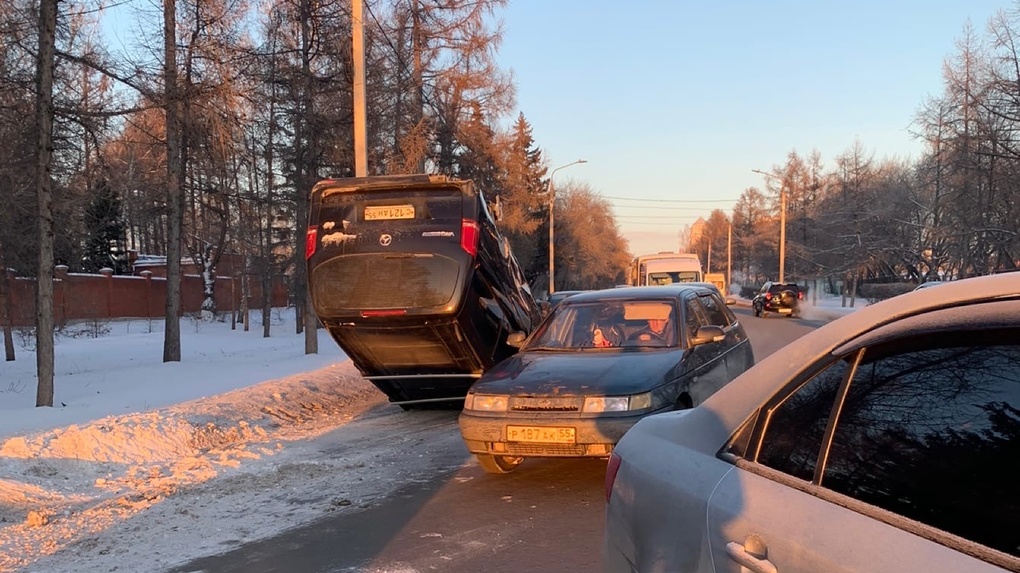 Ещё один автомобиль перевернулся на дороге в Омске
