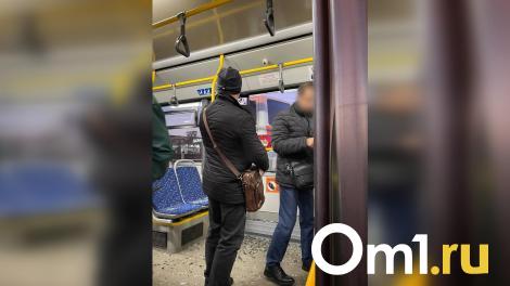 В Омске эвакуатор пробил стекло нового автобуса