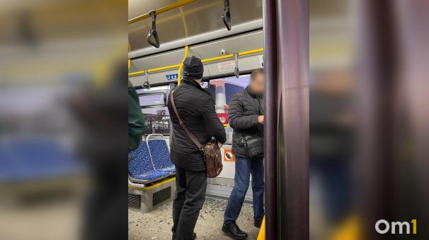 В Омске эвакуатор пробил стекло нового автобуса