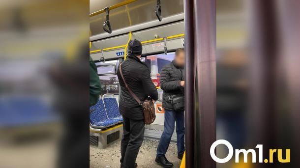 В Омске эвакуатор пробил стекло нового автобуса
