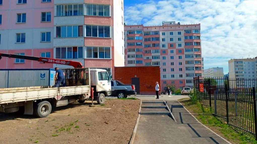 Новосибирцы требуют прекратить строительство автостоянки рядом со школой на улице Немыткина