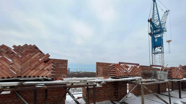В Омске каменщик упал с шестого этажа строящегося дома и разбился насмерть