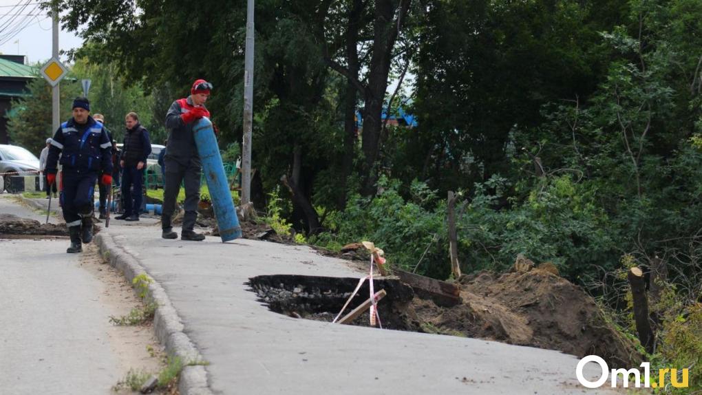 Тротуар провалился в реку на подъезде к «Триумфу» в Омске