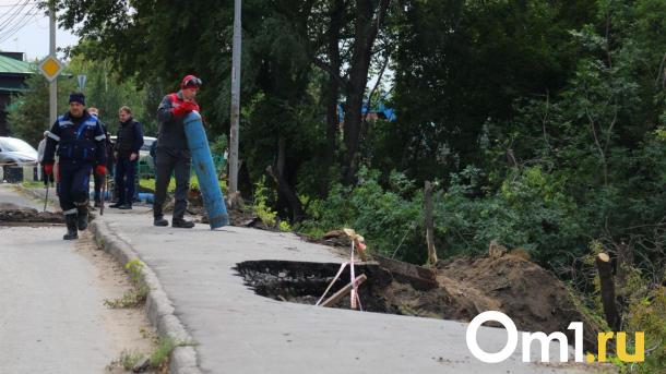 Тротуар провалился в реку на подъезде к «Триумфу» в Омске