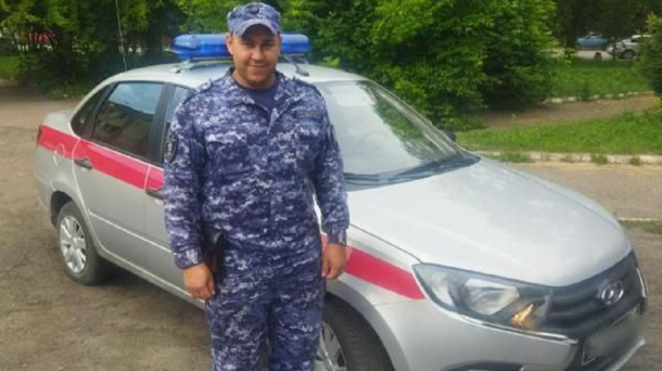 Услышал крики: сотрудник Росгвардии спас тонувшую в реке школьницу в Омской области