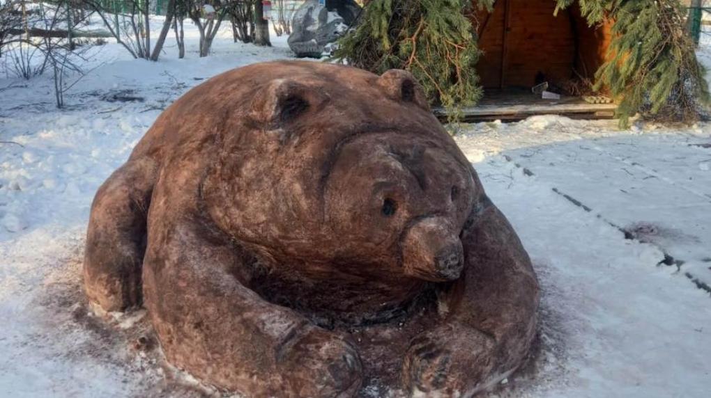 Вандалы сломали снежную скульптуру в Большереченском зоопарке