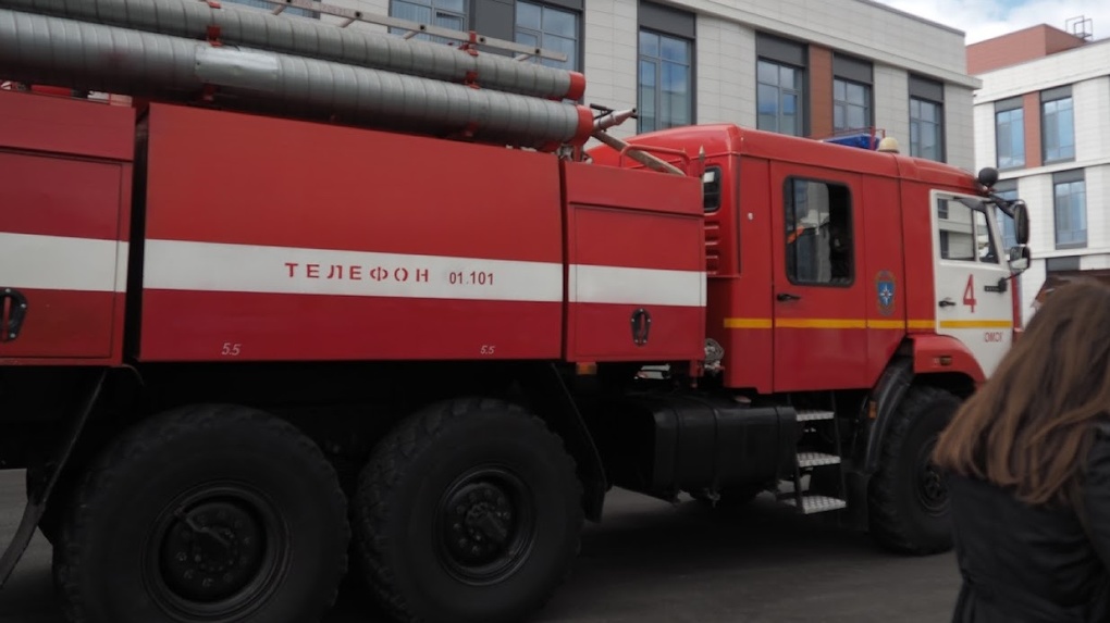 Ночью омские пожарные спасли ребёнка из горящей квартиры