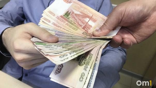 «Пытался растоптать купюры»: новосибирского участкового скрутили на улице за получение взятки