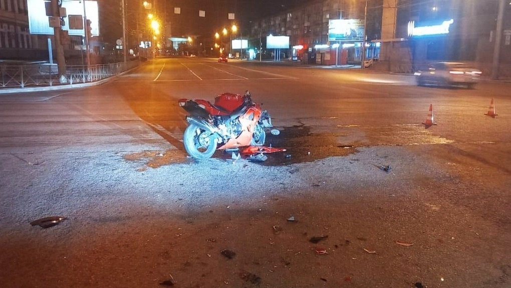 26-летний мотоциклист без прав пострадал в жёсткой аварии с иномаркой в Новосибирске. ВИДЕО
