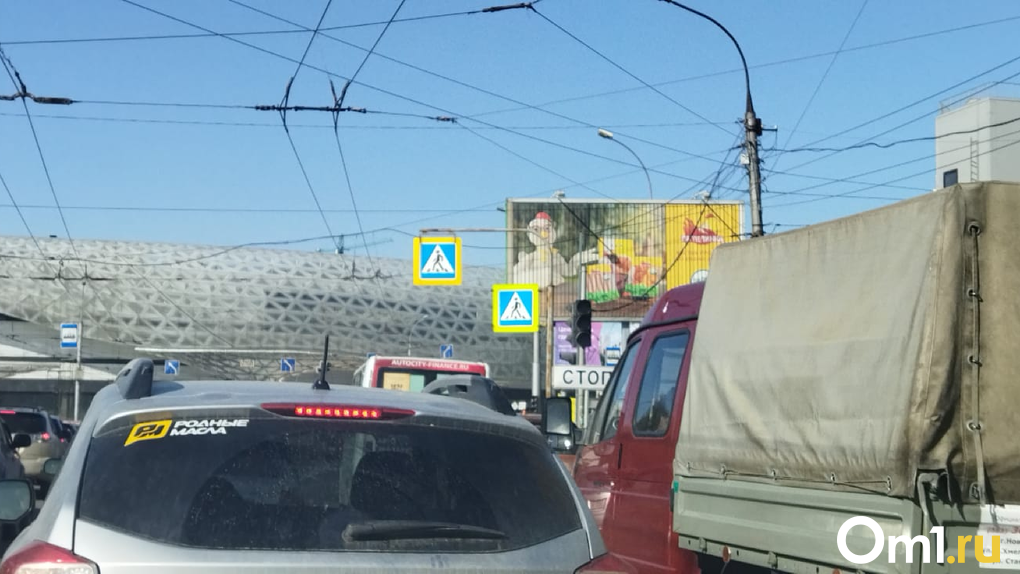 Из-за неработающего светофора водители встали в пробке на улице Богдана Хмельницкого в Новосибирске