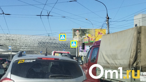 Из-за неработающего светофора водители встали в пробке на улице Богдана Хмельницкого в Новосибирске