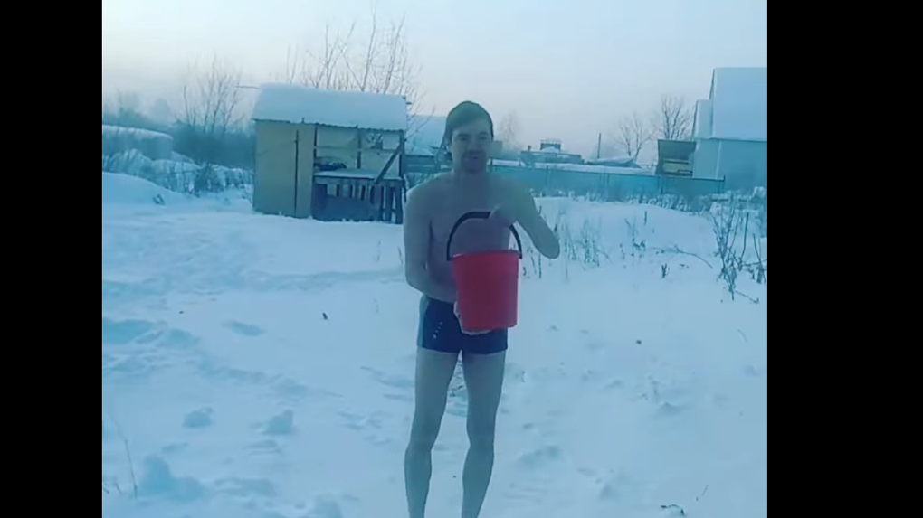 Полуголый новосибирский депутат вылил на себя ведро ледяной воды в 30-градусный мороз