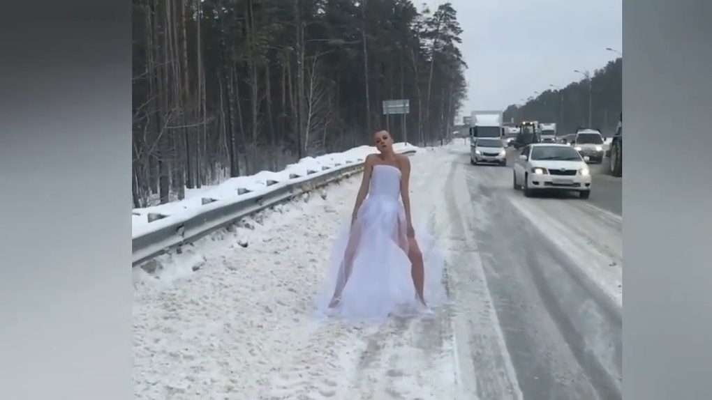 Секси-невеста в свадебном платье совращала дальнобойщиков на трассе в Новосибирске