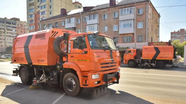 На омские улицы вышли моющие пылесосы