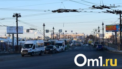 В центре Омска перекрыли движение транспорта и поменяли схему популярного маршрута