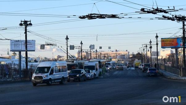 В центре Омска перекрыли движение транспорта и поменяли схему популярного маршрута
