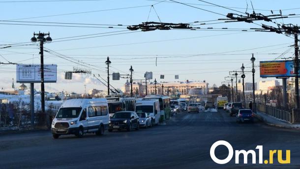 В центре Омска перекрыли движение транспорта и поменяли схему популярного маршрута