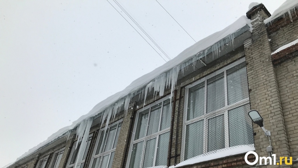 Опасность над головой. Новосибирцев предупредили о сходе снега с крыш из-за оттепели
