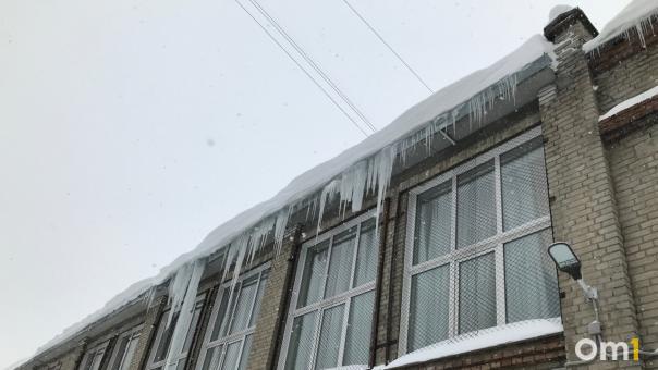 Опасность над головой. Новосибирцев предупредили о сходе снега с крыш из-за оттепели
