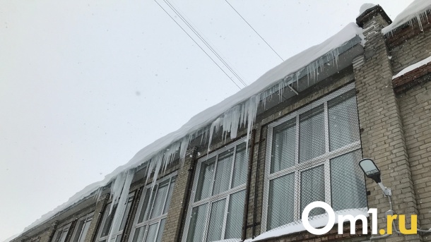 Опасность над головой. Новосибирцев предупредили о сходе снега с крыш из-за оттепели