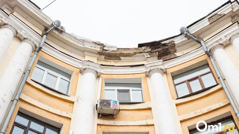 Омичи продолжают жаловаться на дом в центре города, из которого выпадают кирпичи