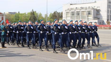 Под грохот военной техники: курсант сделал предложение на параде Победы в Новосибирске