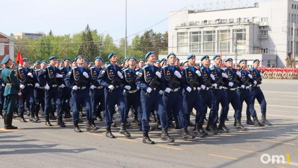 Под грохот военной техники: курсант сделал предложение на параде Победы в Новосибирске