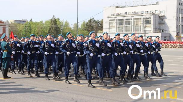 Под грохот военной техники: курсант сделал предложение на параде Победы в Новосибирске