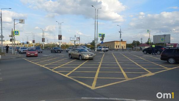 В Омске ещё на пяти перекрёстках наносят вафельную разметку