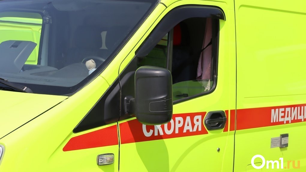 В центре Омска 50-летний мужчина разбил себе голову о цветочный вазон