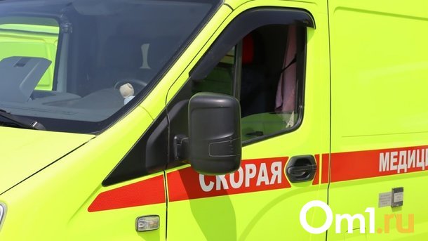 В центре Омска 50-летний мужчина разбил себе голову о цветочный вазон