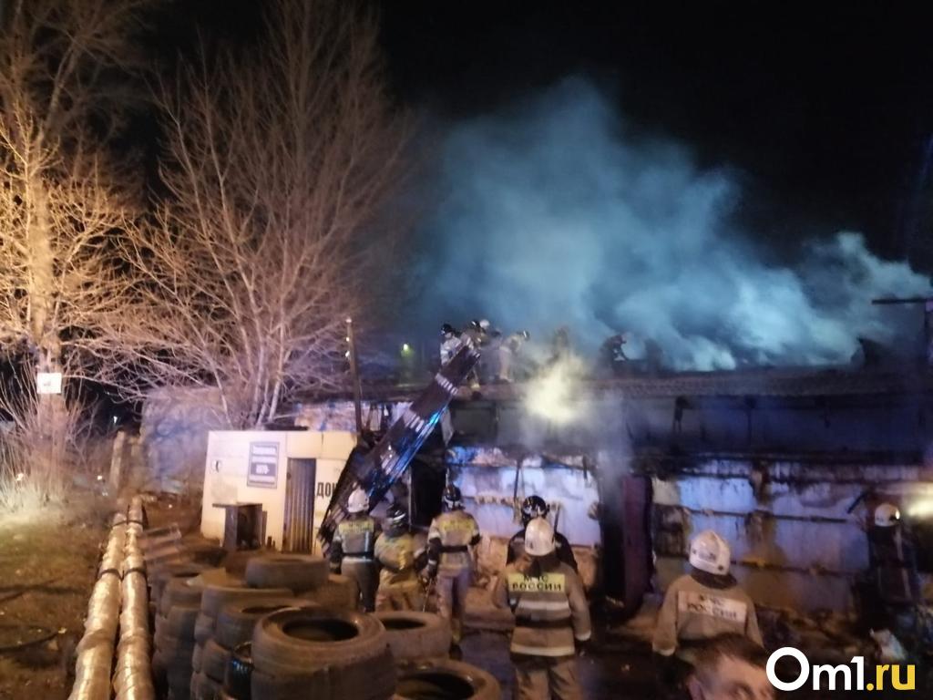 Халиф пожар. Пожар ночью. Пожар на Орджоникидзе. Пожар в Омске. Пожары в парках.