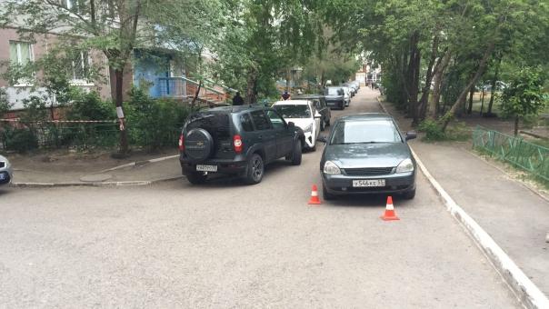 Омич на «Приоре» сбил школьника во дворе дома