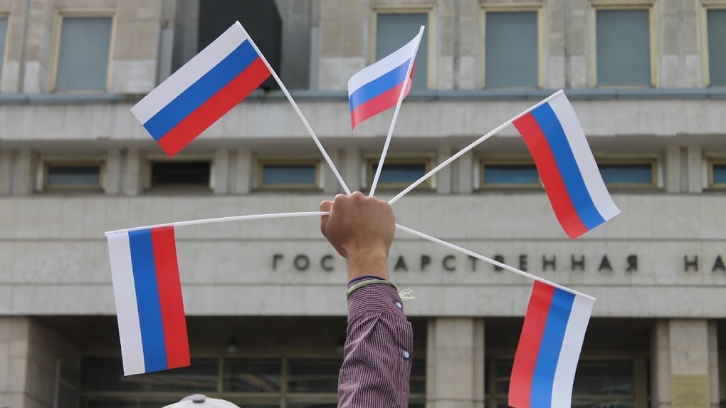В омских школах по понедельникам начнут поднимать флаг под гимн России